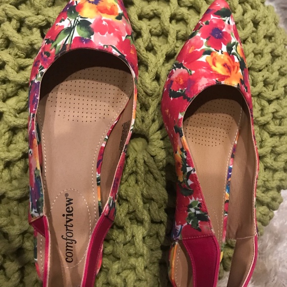 Comfort View Bright Floral Fabric pumps - Picture 2 of 7